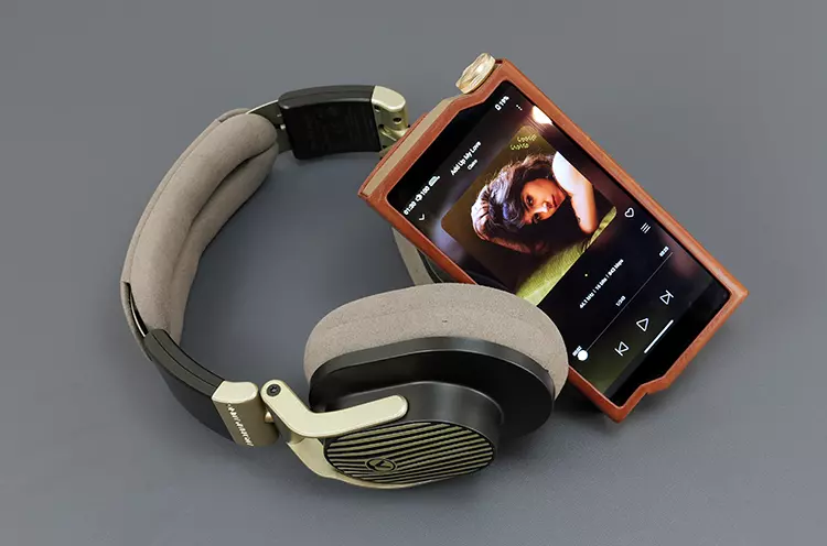 Austrian Audio The Arranger beside HiBy RS8 II DAP