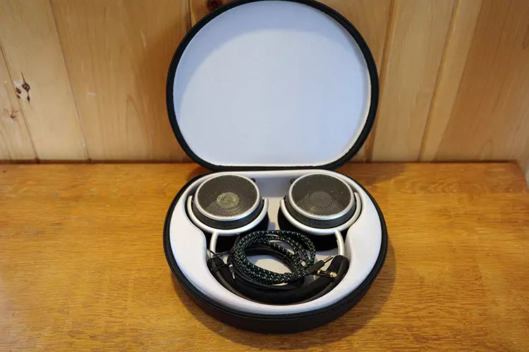 Grell OAE2 headphones in carry case