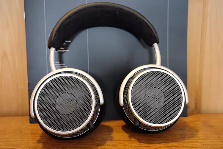 Grell OAE2 upright on a wooden wall