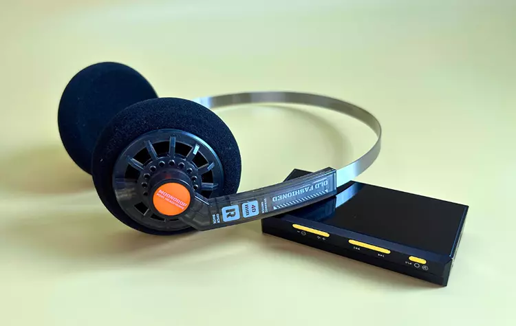 MOONDROP Old Fashioned beside FiiO dongle