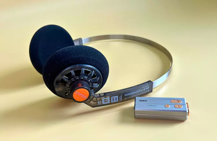 MOONDROP Old Fashioned beside ddHiFi dongle