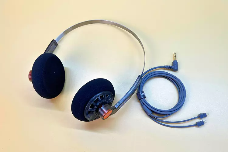 MOONDROP Old Fashioned headphones and cable