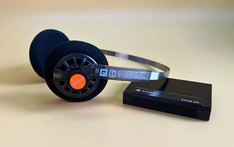MOONDROP Old Fashioned headphones beside a SNOWSKY Echo DAP