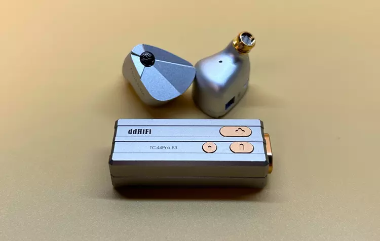 Twistura Beta above a ddHiFi Dongle DAC