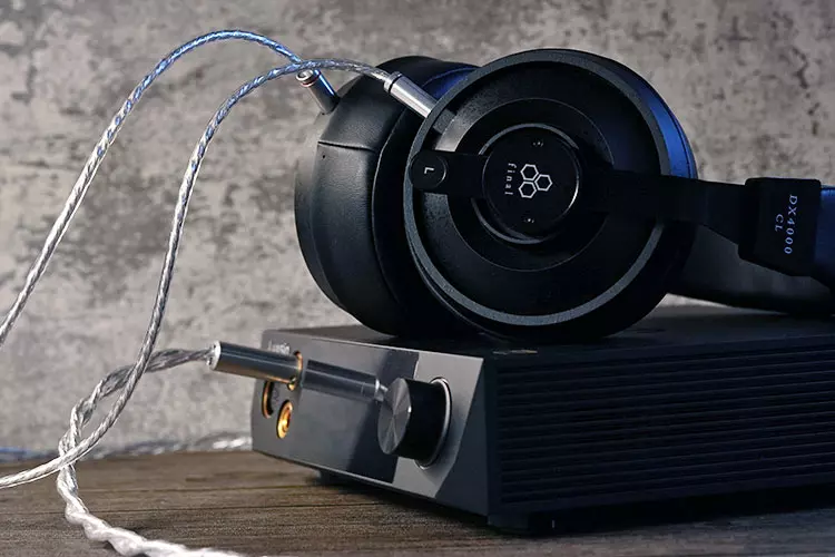 final DX4000 CL on top of Luxsin X8 amplifier