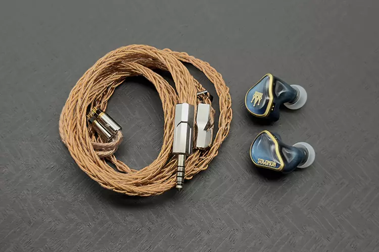 Effect Audio Ares 10 cable beside BGVP Solomon IEMs
