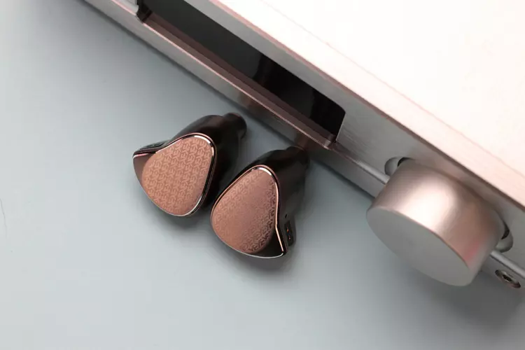 Kiwi Ears Halcyon beside an amplifier