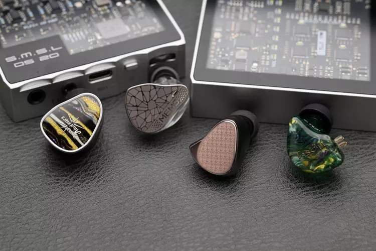 Kiwi Ears Halcyon beside 3 IEMs