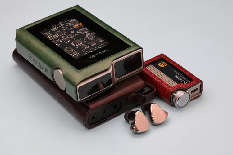 Kiwi Ears Halcyon beside 3 portable amplifiers