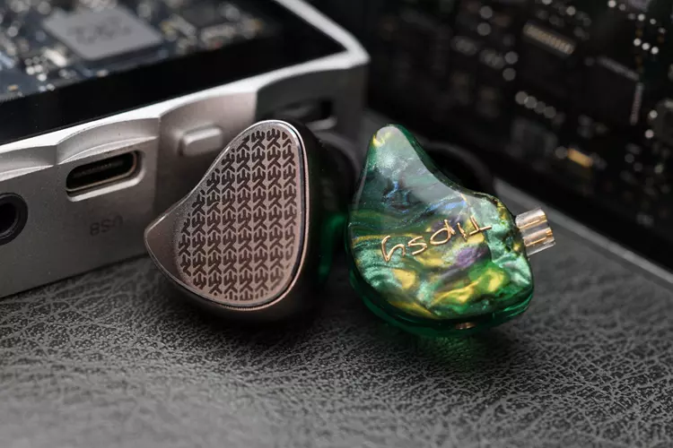 Kiwi Ears Halcyon beside Tipsy M3 IEMs