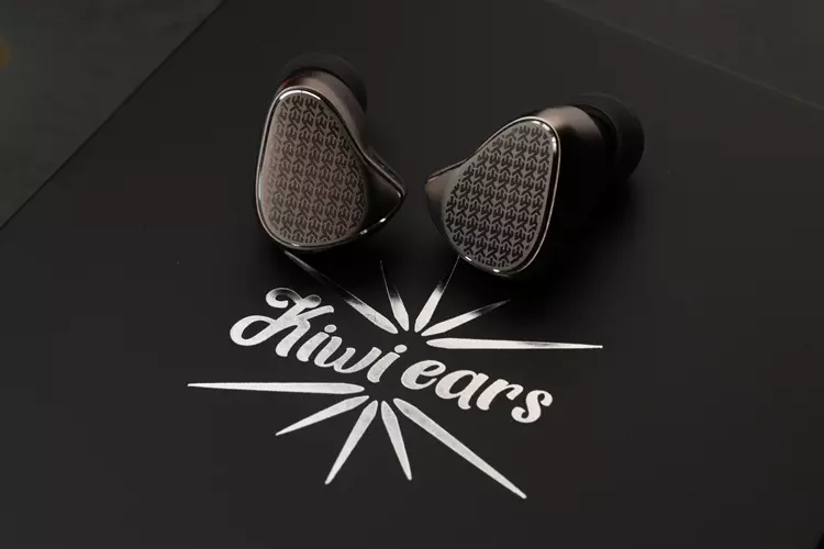 Kiwi Ears Halcyon shells on box