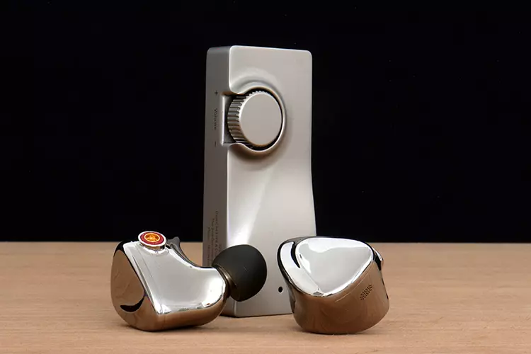 MOONDROP MOONRIVER 3 beside FiiO IEMs