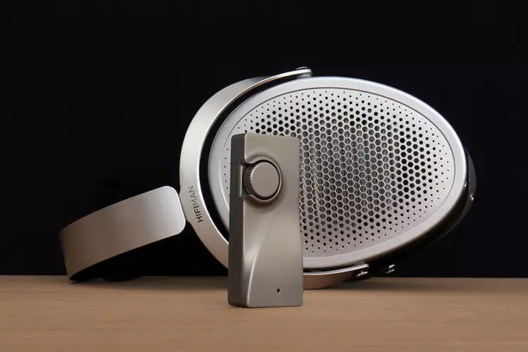 MOONDROP MOONRIVER 3 in ront of HIFIMAN Edition XV