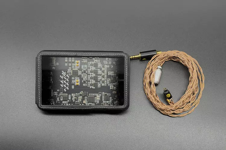 PLUSSOUND Copper Fusion Hybrid beside a Questyle portable amplifier