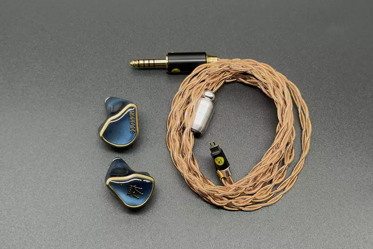 PLUSSOUND Copper Fusion Hybrid cable beside BGVP Solomon
