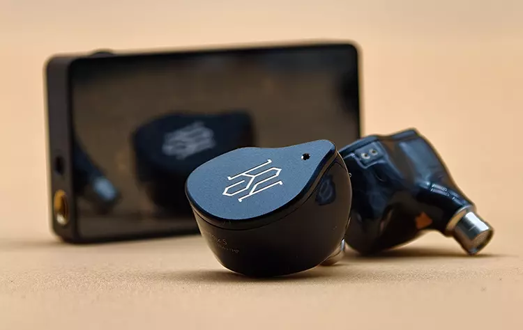 SIMGOT SuperMix 5 IEMs in front of Heartfield R1