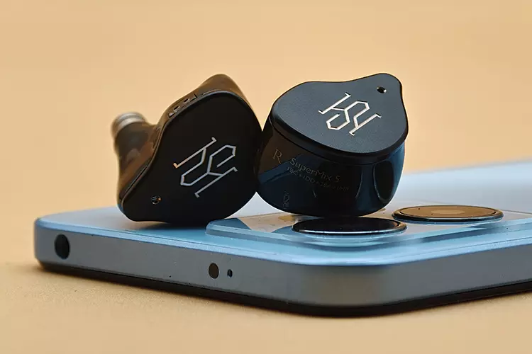 SIMGOT SuperMix 5 IEMs on top of the back of a blue smartphone