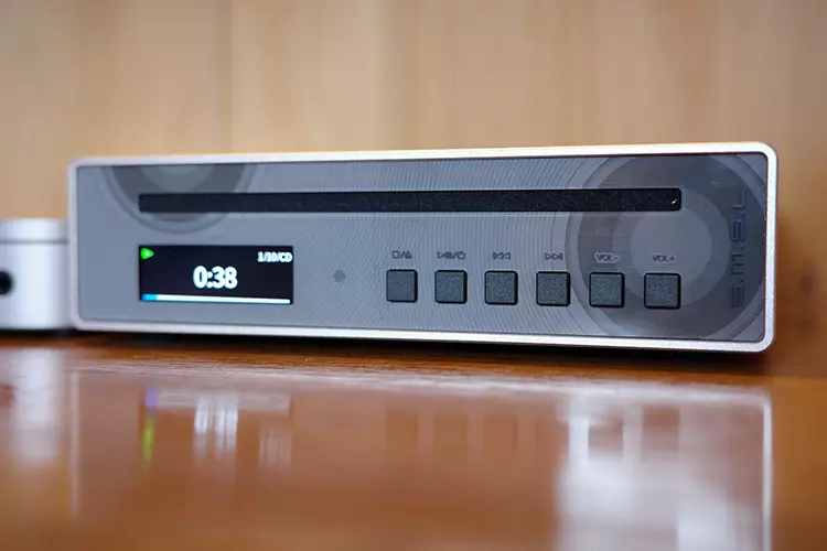 SMSL PL100PRO CD player at an angle