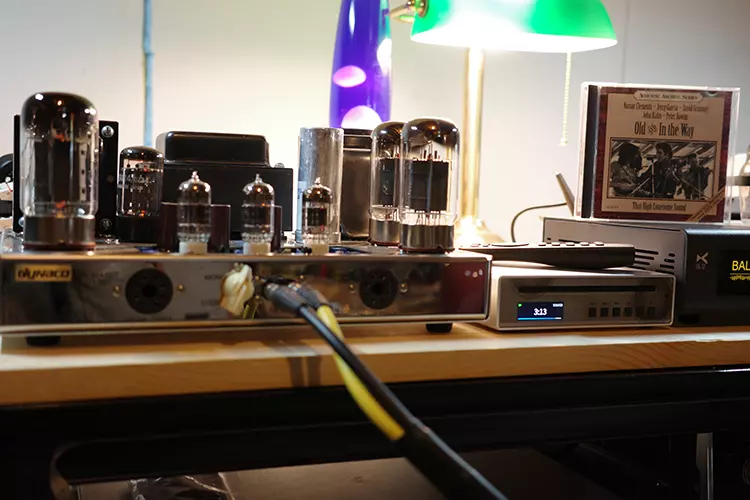 SMSL PL100PRO beside a Dynaco tube amplifier
