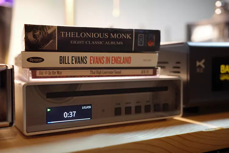 SMSL PL100PRO with books on top