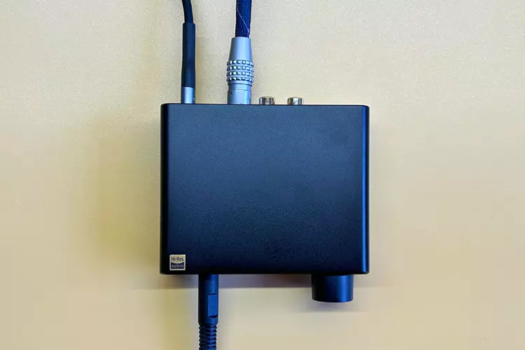 Topping DX1 II connected to cables