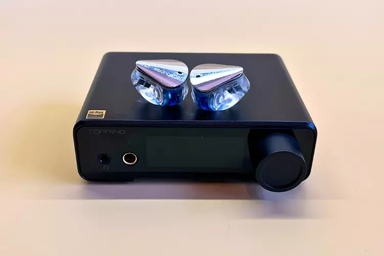 Topping DX1 II with MOONDROP Blessing 3 IEMs on top