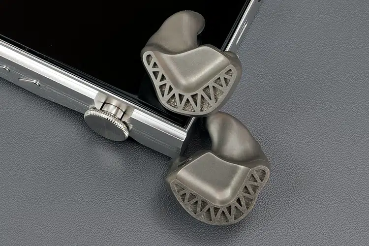 iBasso DX270 with UM Maven II Crescent custom shells