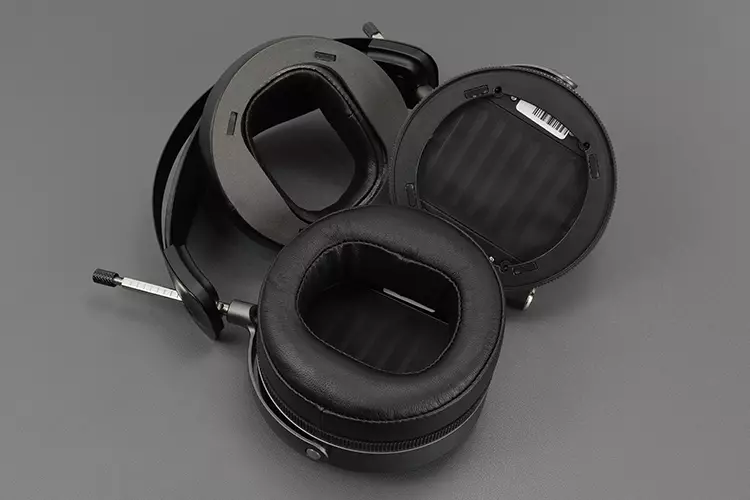 Audeze MM-520 with detached ear pad