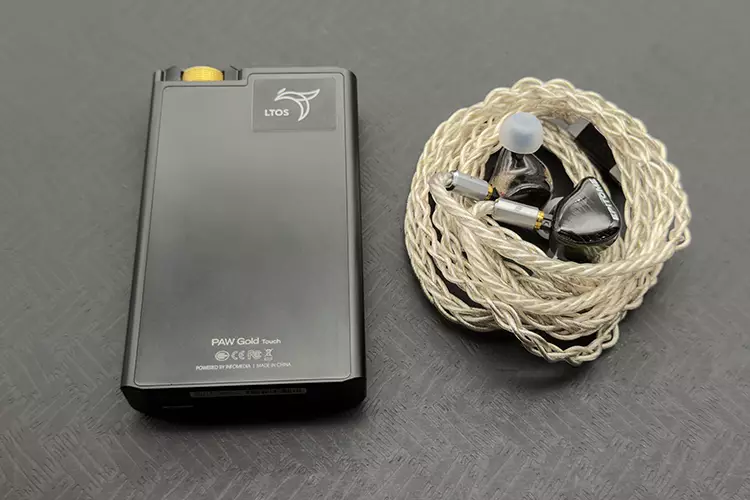 Effect Audio Leonidas Z cable beside Lotoo PAW Gold Touch