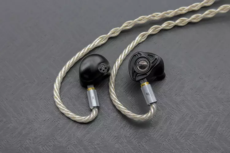 Effect Audio Leonidas Z cable connected to Softears Enigma IEM