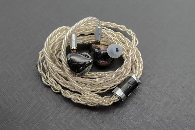 Effect Audio Leonidas Z connected to iBasso EPITOME IEM