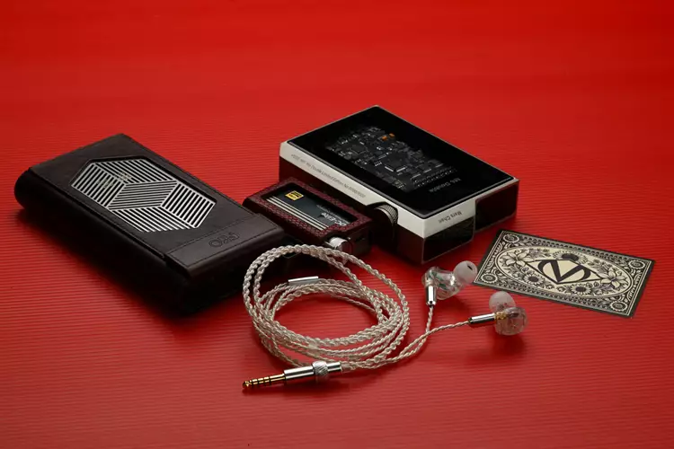 MAKINAaudio T-100B beside 3 sources