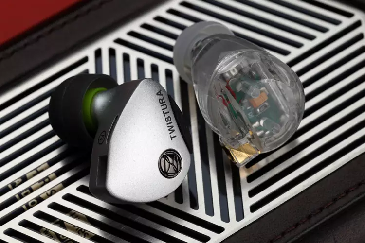 MAKINAaudio T-100B beside TWISTURA Woodnote IEM
