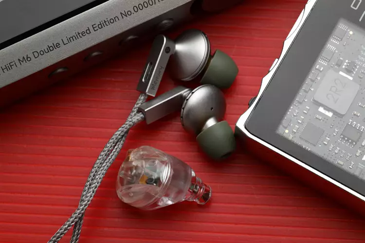 MAKINAaudio T-100B beside ddHiFi Memory IEM