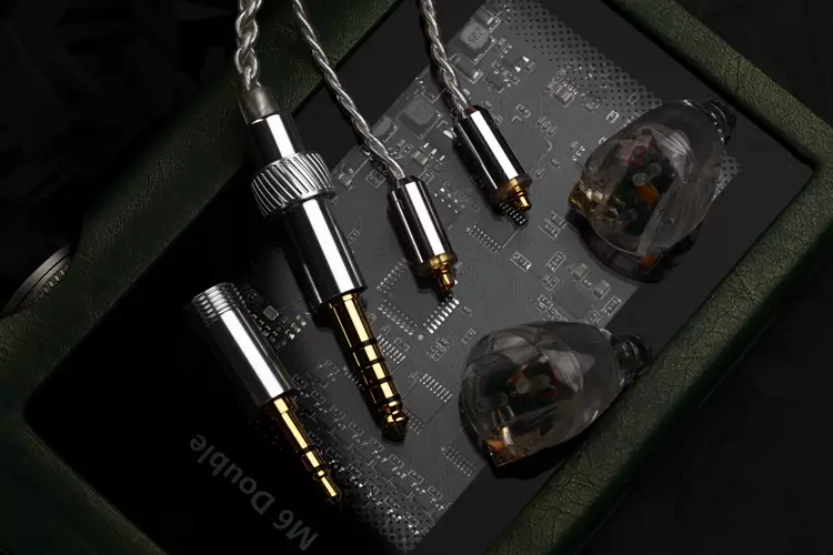MAKINAaudio T-100B stock cable beside shells