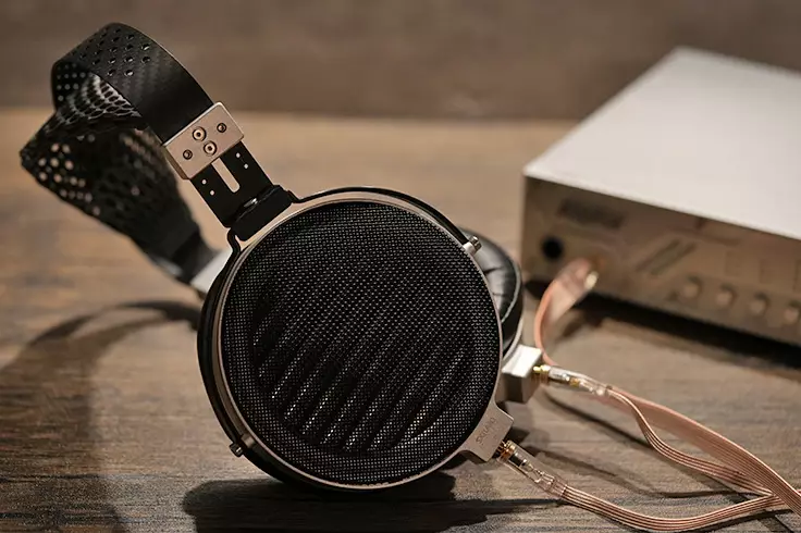 MOONDROP Skyland headphones connected to DA headphone amplifier