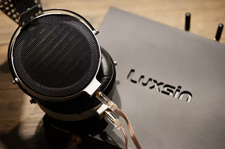 MOONDROP Skyland headphones connected to Luxsin X8