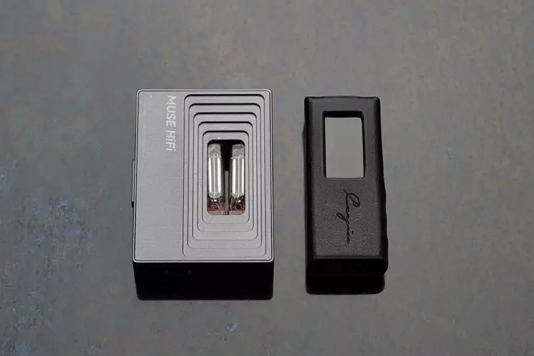 MUSE HiFi M3 Ultra amplifier beside Cayin RU3