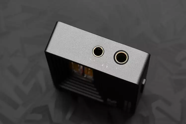 MUSE HiFi M3 Ultra headphone jack ports