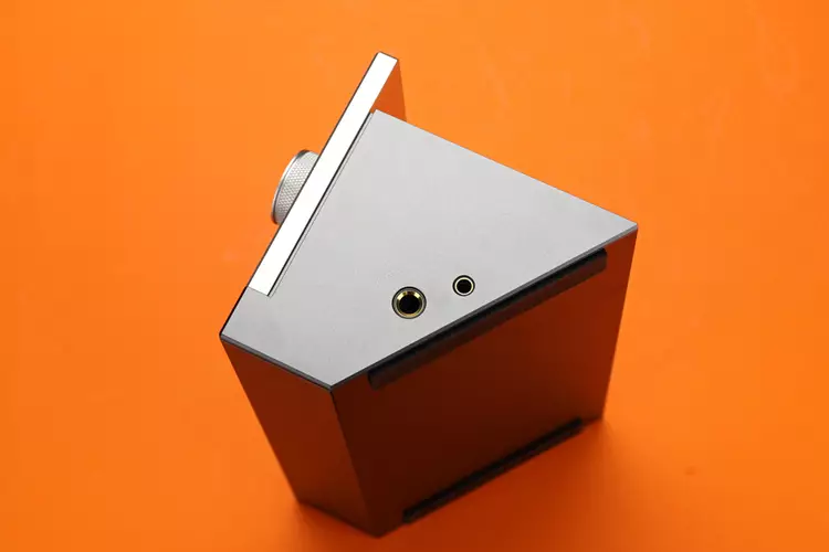 MUSE HiFi MUSE 300 side panel with headphone ports