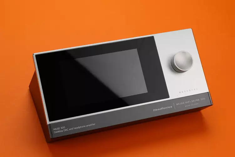 MUSE HiFi MUSE 300 turned off on orange background