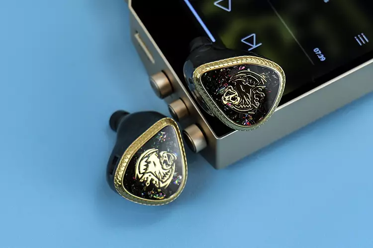 Nostalgia Audio Pendragon beside the HiBy RS8 II DAP
