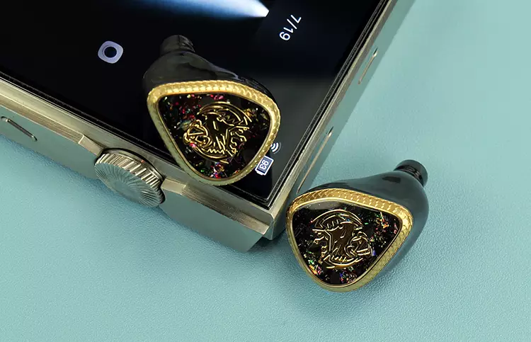 Nostalgia Audio Pendragon beside the iBasso DX340 DAP