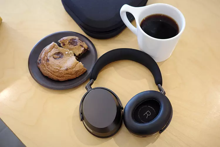 Sennheiser MOMENTUM 5 Wireless beside coffee and a cookie