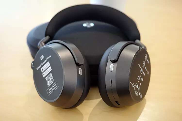 Sennheiser MOMENTUM 5 Wireless cup controls