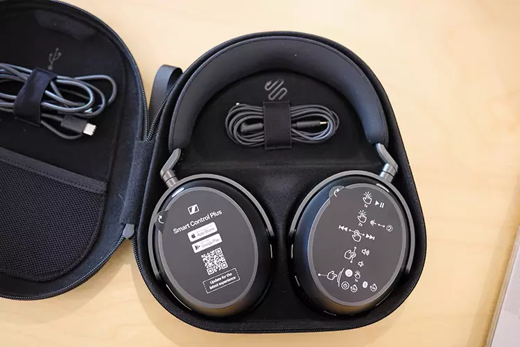 Sennheiser MOMENTUM 5 Wireless inside their carry case