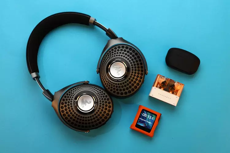 Shanling M0 Pura beside wireless headphones and TWS