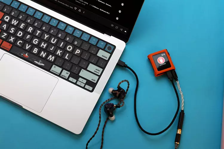 Shanling M0 Pura connected to a laptop and IEM