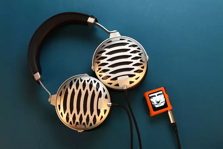 Shanling M0 Pura connected to headphones