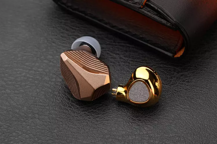 TinHiFi P2 ULTRA beside Hidizs MP145 PRO